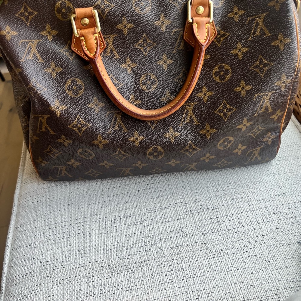 The Speedy Bandoulière 30 in signature Monogram canvas.  Comes with strap. - Picture 4 of 11
